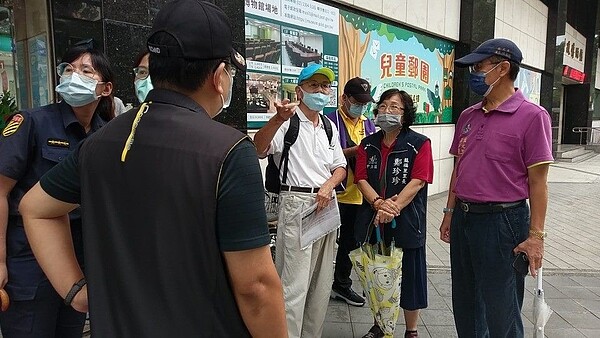 鄭珍珍會勘陸橋存廢工程。圖／龍福里里長鄭珍珍提供