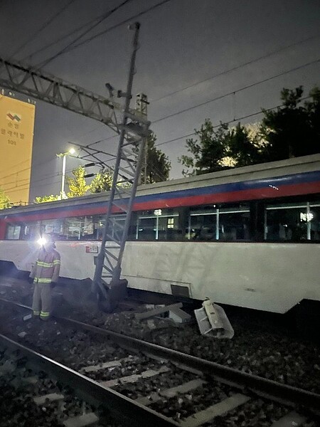 南韓首爾一列載有275名乘客的火車當地時間6日晚上8時52分左右在市中心永登浦站出軌，已知造成30人受傷。擷取自推特