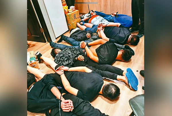 台版柬埔寨求職詐騙案，集中營式囚禁58人，還鬧出3條人命，詐騙集團手段凶殘，被害人一進屋被搜身搶財、嘴塞毛巾，上手銬、腳綁束帶，丟進5坪大房間，如果交談就被毒打凌虐。記者王長鼎／翻攝