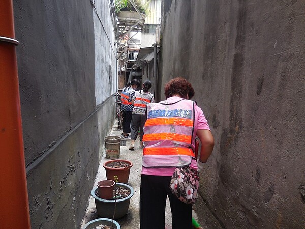 里內志工清潔日大掃除。圖/龍福里里長鄭珍珍提供