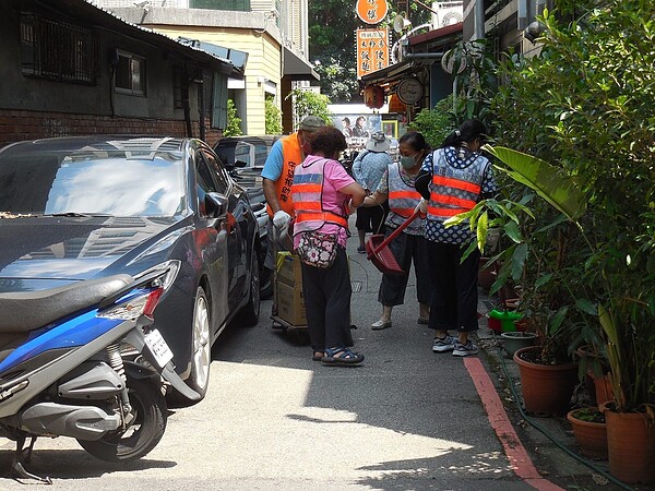 除了志工外,還請龍福里守望相助隊一同打掃。圖/龍福里里長鄭珍珍提供