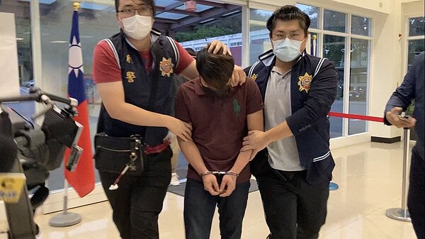 台灣驚傳求職者遭囚禁凌虐,震驚社會,作家吳淡如知曉後也發文譴責。圖為嫌犯被逮捕畫面。記者翁至成/翻攝