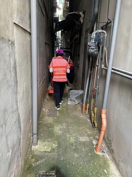 東丘里的環保志工盡心付出，張里長呼籲民眾一同維護環境整潔。圖／取自張家維里長臉書專頁


