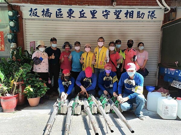 東丘里進行清消，張里長感謝公所專業人員協助。圖／取自張家維里長臉書專頁
 
