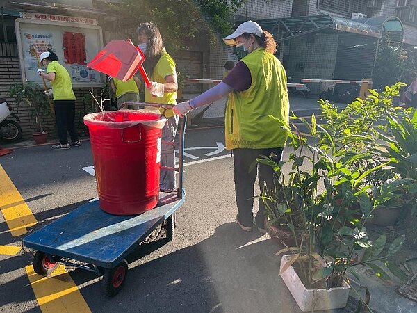 志工清掃後埔里。圖／後埔里里長林義壽提供