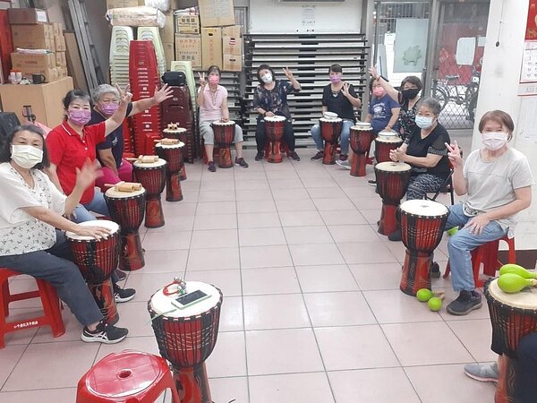 音樂課程實況。圖／後埔里里長林義壽提供

