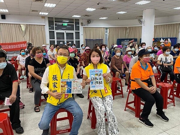 張里長及夫人舉辦病媒蚊宣導，讓里民們接收正確的衛生防疫資訊。圖／取自張家維里長臉書專頁

