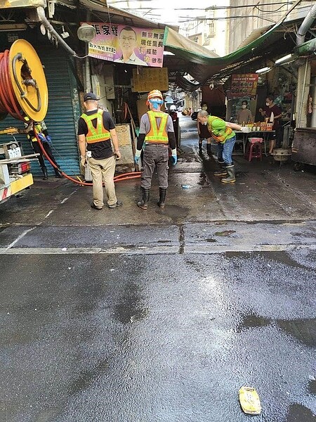 每年逢颱風旺季，張里長會請環保局專業人員進行清溝作業，避免水災發生。圖／取自張家維里長臉書專頁


