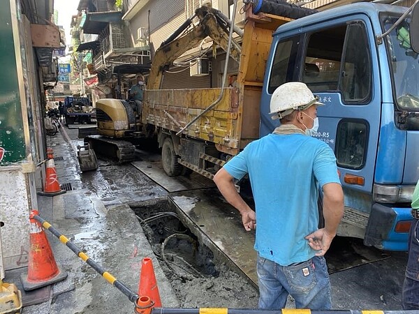 張里長推動下水道工程，汰換老舊管線。圖／取自張家維里長臉書專頁

