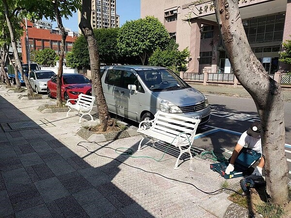 為讓居民有更多休憩空間，張里長於民生公園人行道加裝公園椅。圖／取自張家維里長臉書專頁

