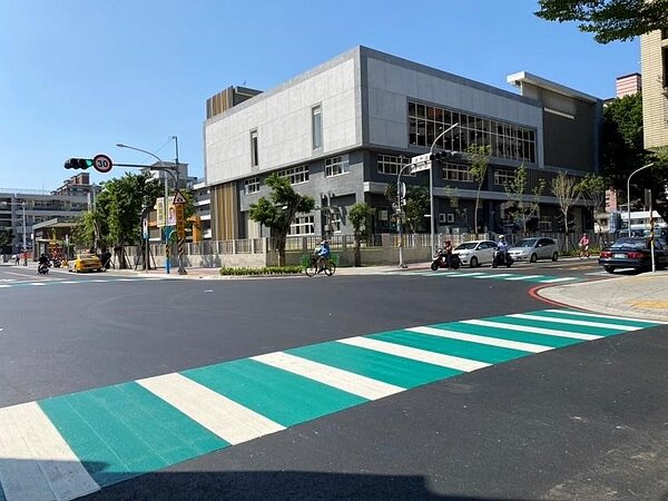 忠孝國中校園外馬路鋪平與綠色斑馬線。圖／廖詠琦攝

