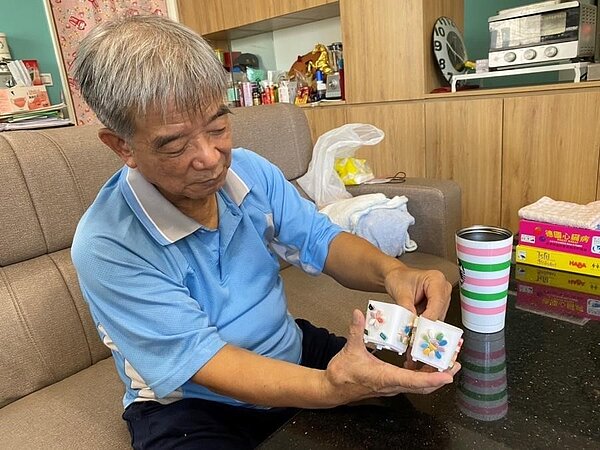 板橋區後埔里里長林義壽展示里民作品。圖／廖詠琦攝

