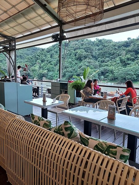 潭邊用餐好寫意。圖／易小滿攝

