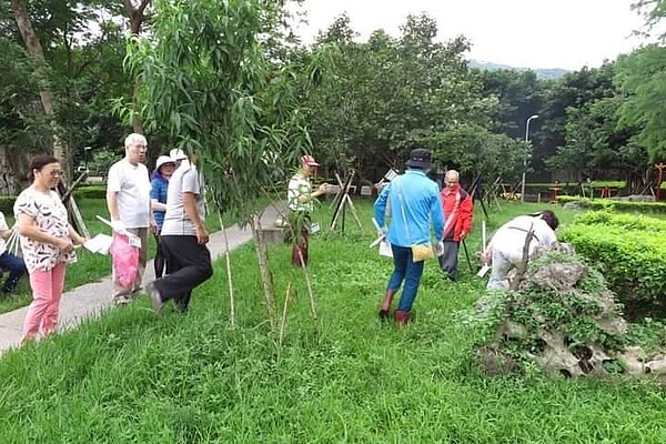 研習防蚊撇步，徹底刷洗積水容器。圖／里辦提供

