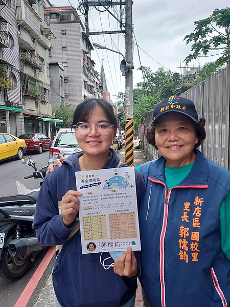 一個模子的孫女設計海報。圖／易小滿攝

