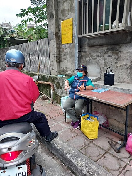 里辦門口擺攤辦公。圖／易小滿攝

