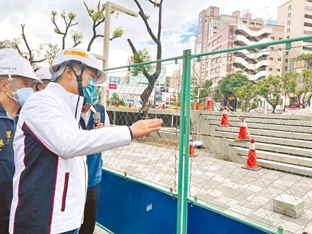 
新北市長侯友宜7日視察府中北側廣場環境改善工程。（王揚傑攝）
