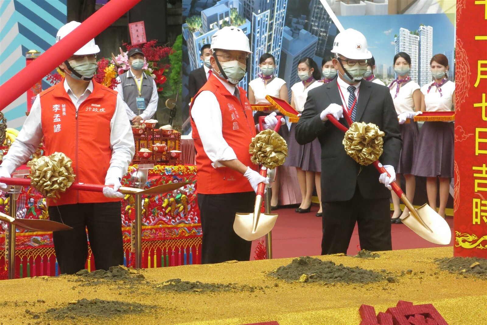 行政院長蘇貞昌（中）等人主持中和保二總隊公辦都更動土儀式，盼活化國有土地。記者李成蔭／攝影 