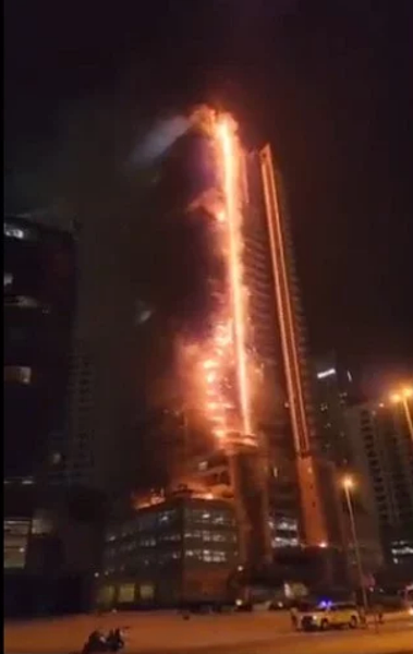 阿拉伯聯合大公國杜拜一棟35層樓高的大樓7日發生火災,火勢大到在大樓形成一條「火線」,而世界最高建築哈里發塔就在附近。擷取自推特