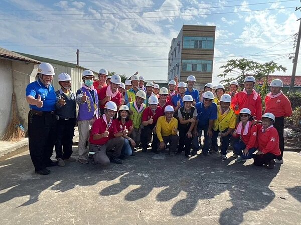 南市政府勞工局做工行善團長期為弱勢勞工修繕,近來結合職訓就服中心學員拍紀錄片推廣理念。圖 /台南市政府勞工局提供