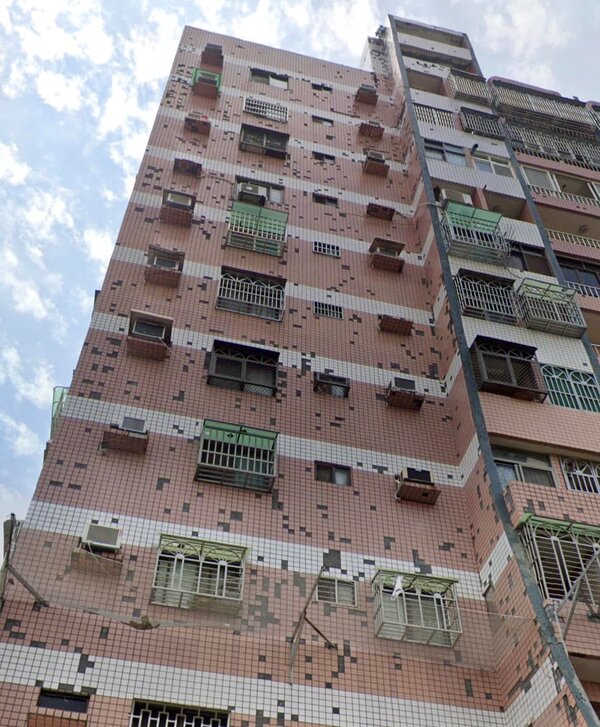 從網友PO出照片可見，該棟建築外牆磁磚多處剝落。圖／取自路上觀察學院