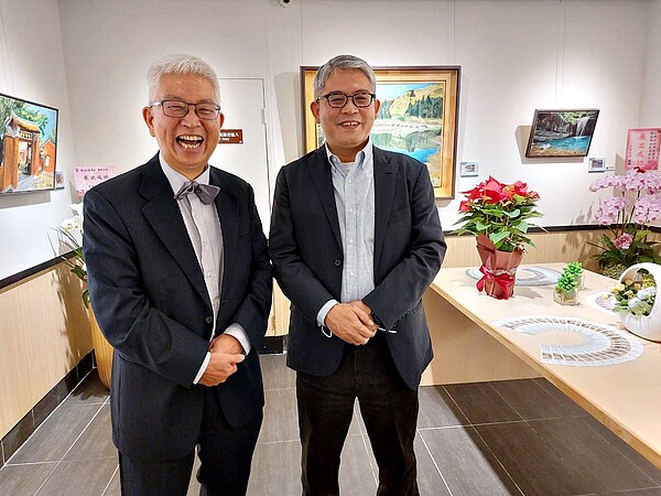 花敬群:房市政策跟景氣循環無關 該做的一定要做 張金鶚教授(左)舉辦「山海日的黃金歲月-張金鶚的風景與古厝」畫展記者會,花敬群(右)親自出席祝賀。花敬群談到房市政策與景氣循環無關,該推的政策一定要做。圖/好房網News林和謙/攝