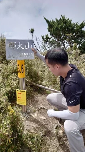 南投林管處宣布與電信業者合作,完成西巒大山登山口及郡大山設置手機可通訊點標示,讓山友掌握沿途手機可通訊地點。圖/南投林管處提供