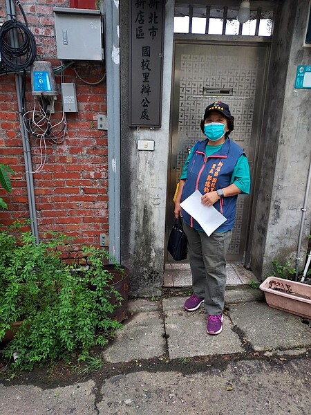 熱血里長郭儒鈞，親力親為。圖／易小滿攝

