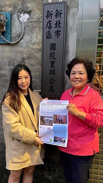 發行社區報。圖／易小滿攝

