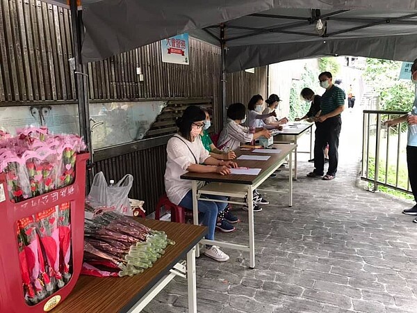 母親節園遊會舉辦在瑠公圳原址周邊。圖／新店區張南里里長林國榮提供

