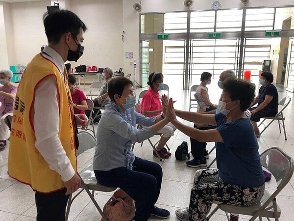 帶領社區內的銀髮族做反應力活動。圖／取自「新店樂生活 X 有你有我」臉書


