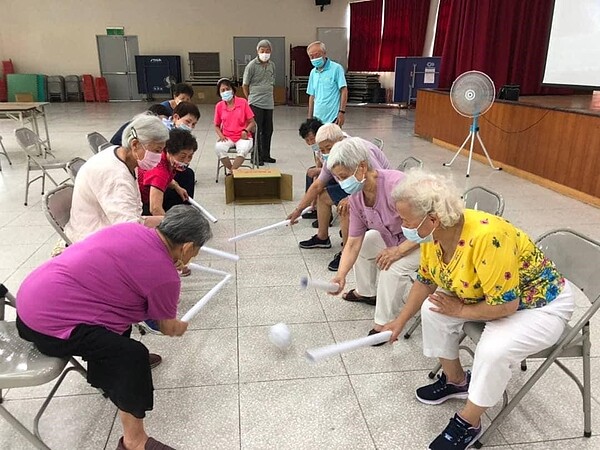 長輩們進行手棍球競賽。圖／取自「新店樂生活 X 有你有我」臉書

