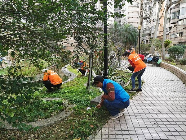 里長喬廷彥與志工一起清理環境。圖／取自「大鵬里里長喬廷彥」臉書


