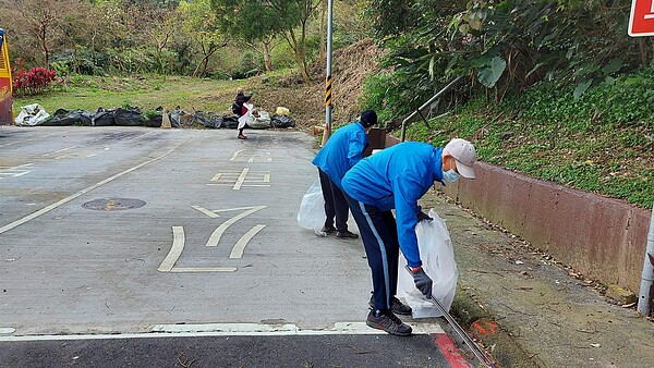 金威里長邀請民眾邊散步邊淨山。圖／取自「達觀金里長」臉書

