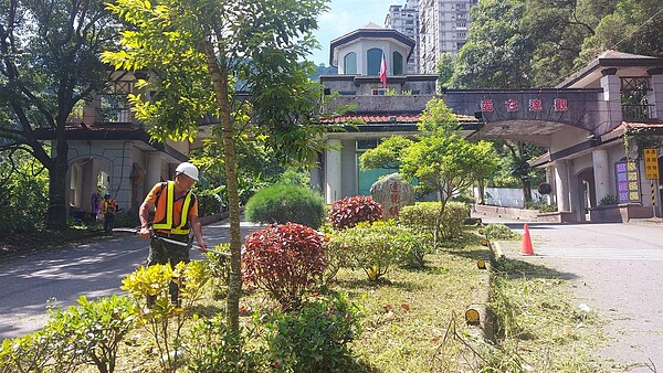 達觀里進行環境美化除草工程。圖／取自「達觀金里長」臉書

