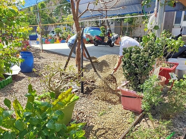 環保公園的植被整理工作。圖／取自新店區永安里辦公室臉書粉絲專頁