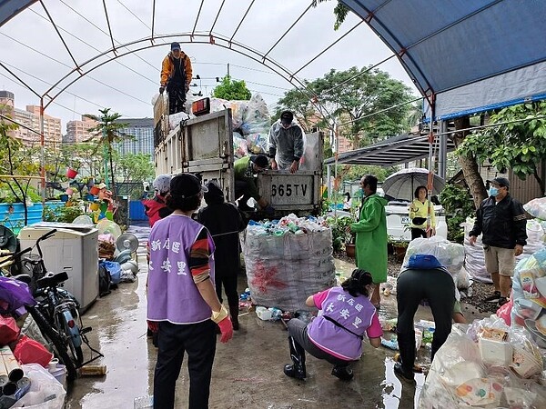 永安里的資源回收活動。圖/取自新店區永安里辦公室臉書粉絲專頁