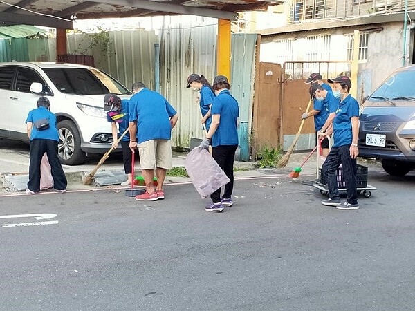 永安里的環保志工定期打掃里區環境。圖/取自新店區永安里辦公室臉書粉絲專頁