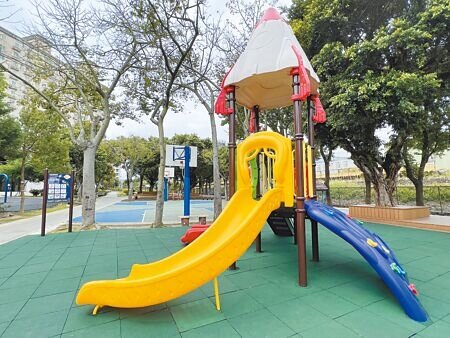 桃園八德高城公園,2年前才施作磨石子溜滑梯,上月卻被打掉換成塑膠罐頭遊具,引發批評質疑走回頭路。(蔡依珍攝)
