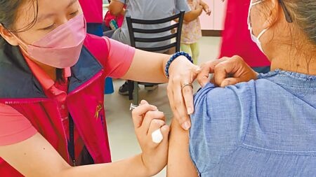 台中市衛生局表示，111年度同期類流感門急診就診人次百分比有上升趨勢，呼籲民眾趕快接種流感疫苗。（馮惠宜攝）