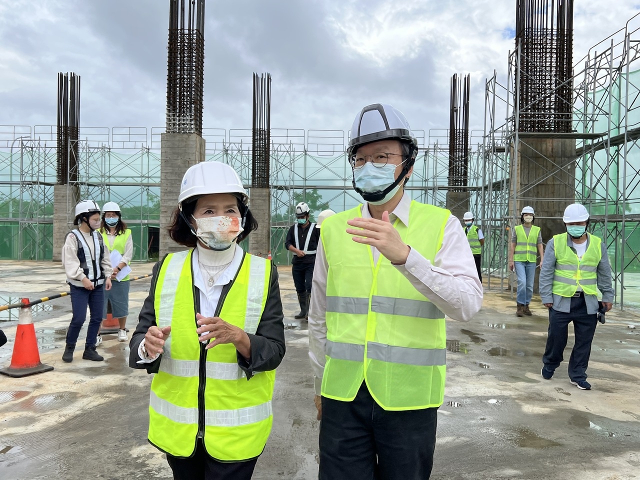 宜蘭縣長林姿妙（左）昨天前往視察，建設處長黃志良報告新建工程進度。記者林佳彣／攝影 