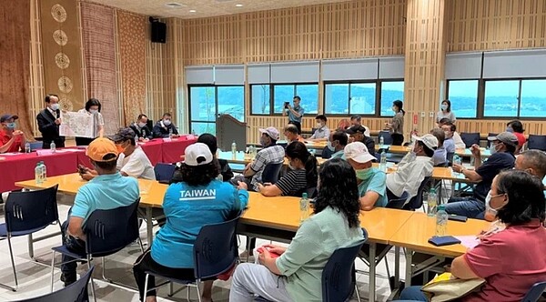 高市副市長林欽榮(左二站立者)率員拜會林園區里長,再說明捷運林園線延伸內容。記者王昭月/翻攝