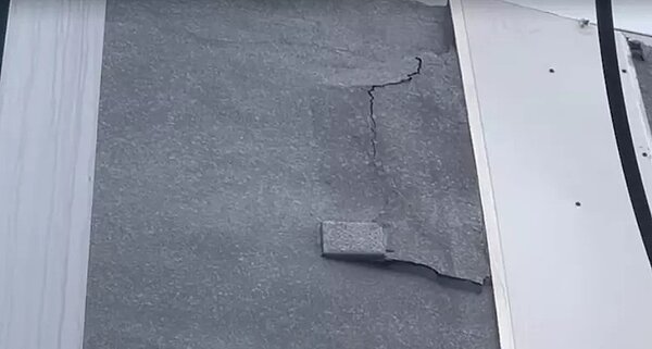 新竹市立棒球場外野民宅牆面粉刷層剝落,出現裂痕。記者張裕珍/翻攝