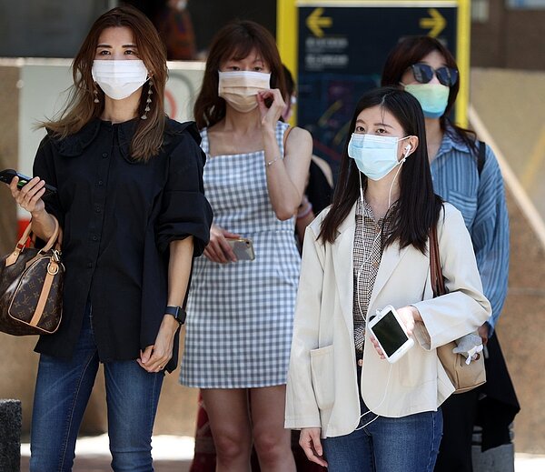 指揮中心正考慮分階段鬆綁口罩禁令,傾向戶外不需強制戴口罩。 圖/聯合報系資料照片
