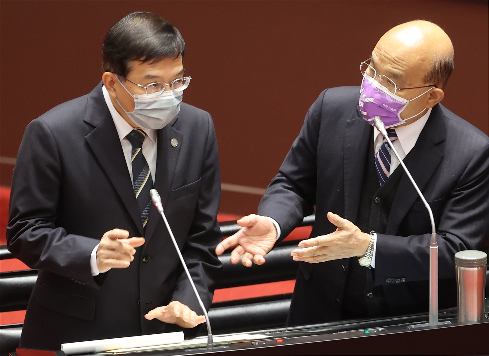 行政院長蘇貞昌（右）在立法院備詢，交通部長王國材（左）列席說明。記者曾學仁／攝影 