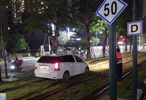 高雄輕軌今晚又傳出卡軌意外,一輛汽車在晚間7點44分誤闖輕軌,也造成輕軌一度停駛26分鐘。記者林巧璉/翻攝