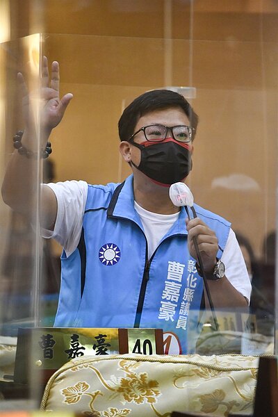 時力議員吳韋達針對建設處編列的違章建築處理預算，在大會上提出修正動議，國民黨議員曹嘉豪不滿。圖／曹嘉豪提供
