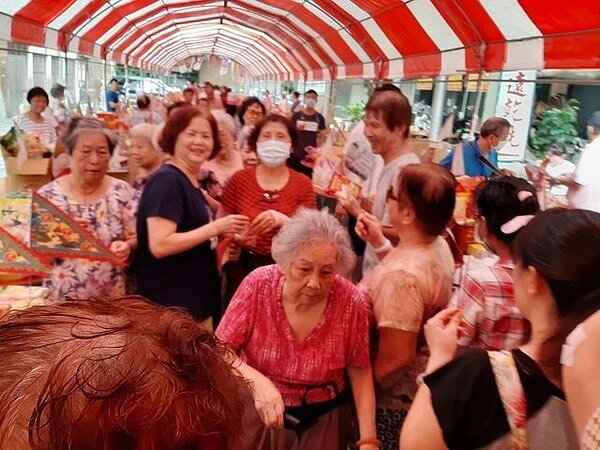 凌霄里六興宮辦理中元普渡平安祈求法會。圖/取自「臺北市鄰里服務網」