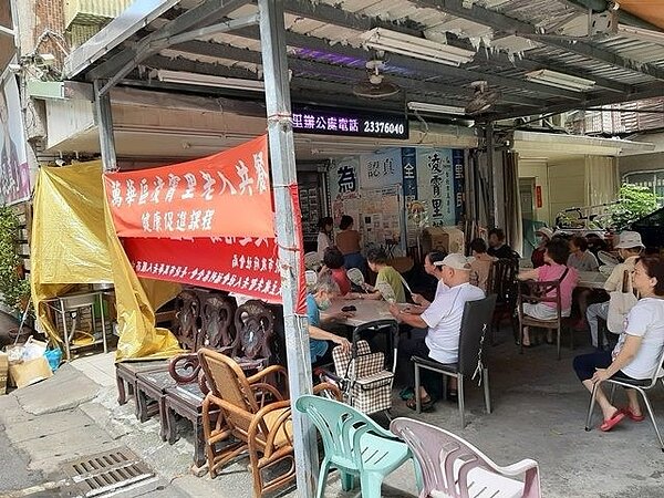 凌霄里佬人共餐活動。圖/取自「臺北市鄰里服務網」