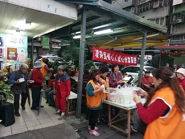 凌霄里善心人愛心便當發送。圖/取自「臺北市鄰里服務網」